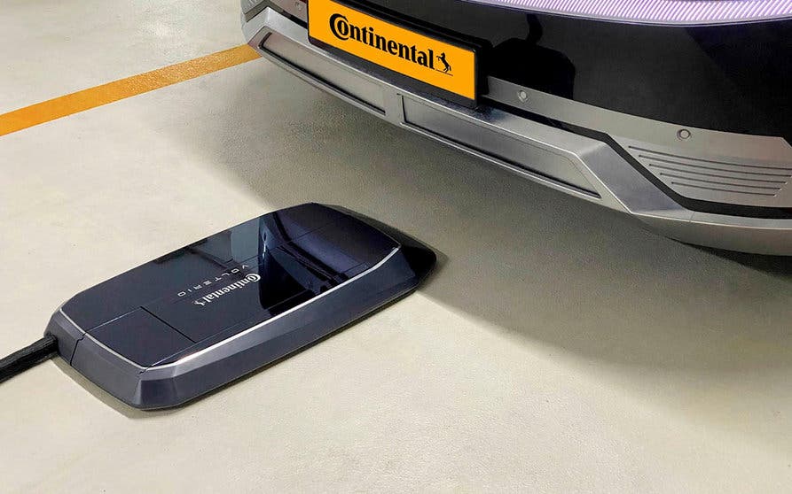  El robot de recarga automático de Continental y Volterio está formado por dos partes, una que se sitúa en el vehículo y otra que queda embebida o atornillada al suelo. 