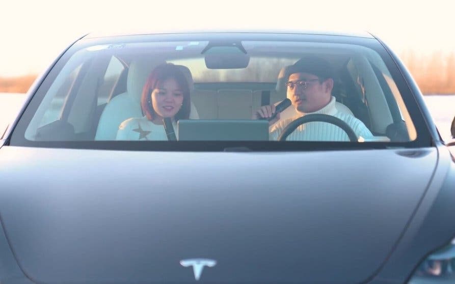  TeslaMic: el nuevo accesorio oficial de Tesla son unos micrófonos de karaoke para sus coches 