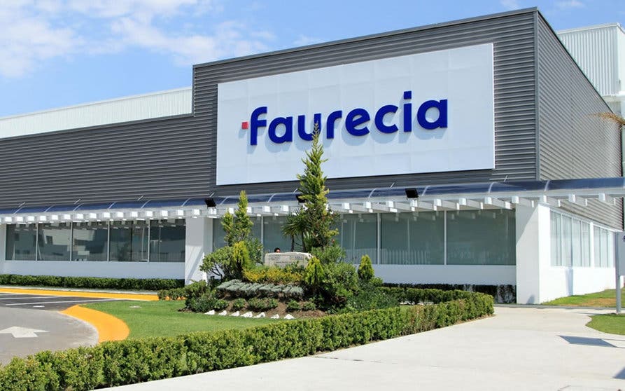  Faurecia completa la adquisición de Hella. 