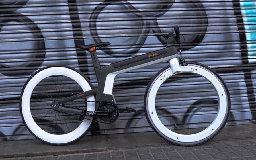  OOHBIKE, la "bicicleta eléctrica del año 2021", destaca por su diseño con un cuadro minimalista y sin radios en la rueda delantera. 