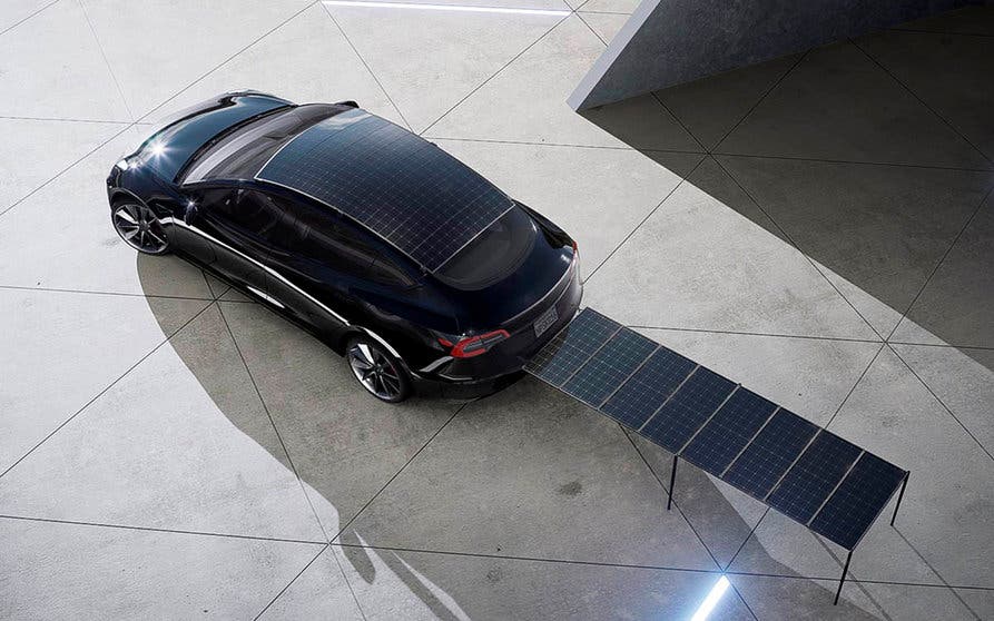 El kit de carga de EV Solar Kits para el Tesla Model 3 tiene sentido al acampar, para poder recuperar los120 kilómetros de autonomía diarios que promete el proyecto. 