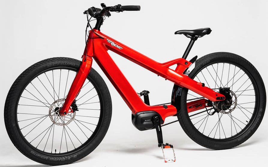  El cuadro asimétrico sin barra vertical es una de las características más llamativas de la bicicleta eléctrica Radiant Carbon. 