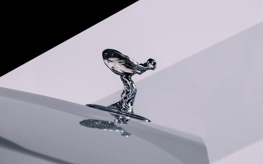  El icónico Espíritu del Éxtasis de Rolls-Royce se rediseña para los eléctricos 