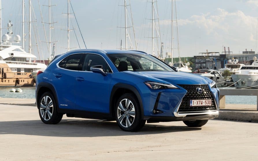  Lexus UX 300e 