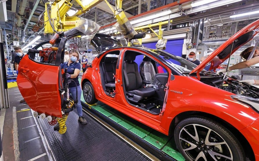  Toyota Yaris híbrido en la línea de producción en la fábrica de Valenciennes, Francia 