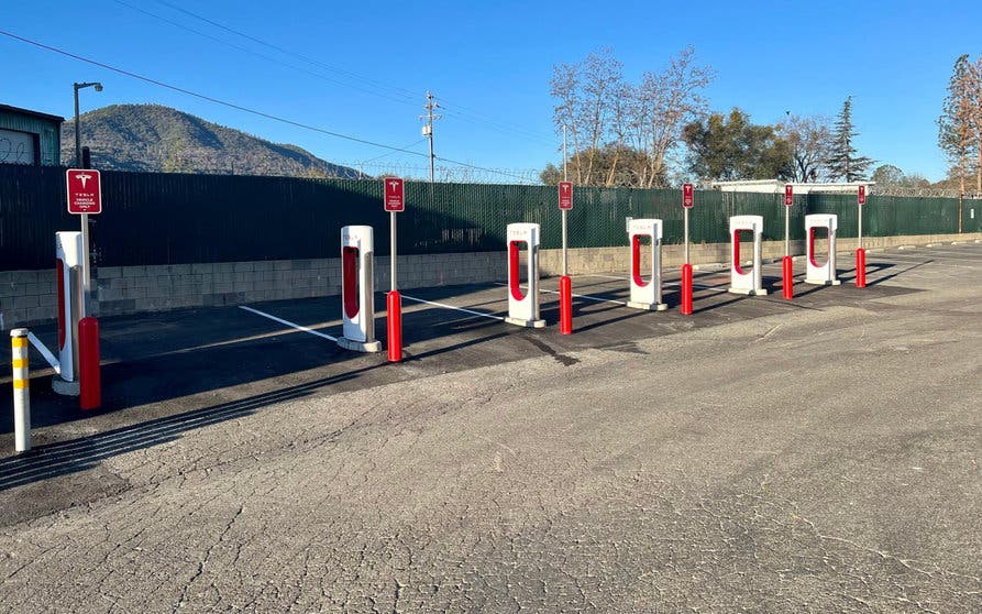  Roban los cables de todos los cargadores de una estación de Tesla 