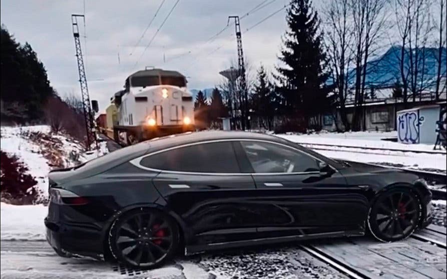  Un Tesla Model S aparentemente a punto de ser arrollado por un tren de mercancías. 