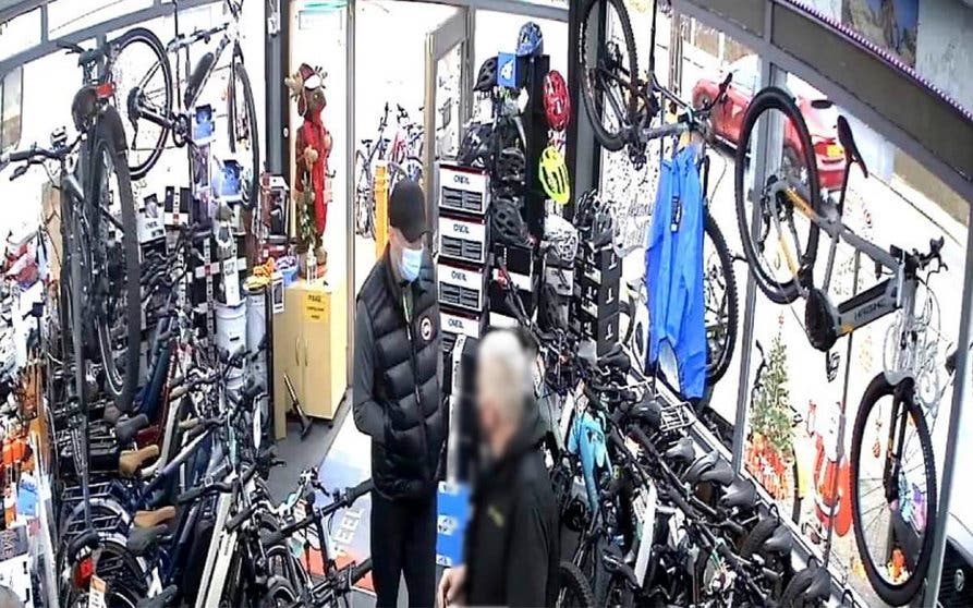  El ladrón aparentaba ser un cliente normal y solicitó probar la bicicleta eléctrica antes de adquirirla. 