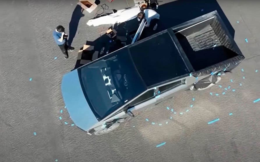  Prototipo del Tesla Cybertruck con algunos camuflajes en su carrocería. 