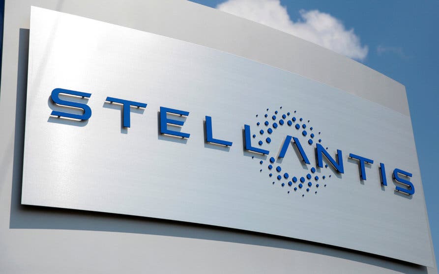  FILE PHOTO: A Stellantis sign is seen outside the company's headquarters in Auburn Hills, Michigan, U.S., June 10, 2021.   REUTERS/Rebecca Cook/File Photo 