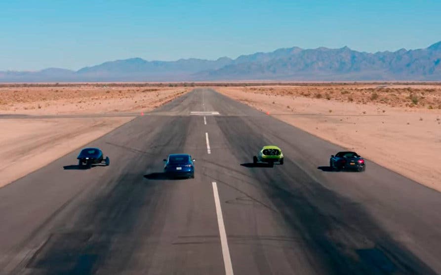  Los prototipos alfa y beta del Aptera se enfrentan a un Tesla Model 3 y a un Audi R8 en la carrera del cuarto de milla. 