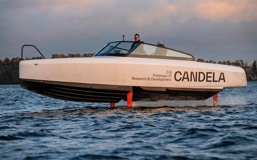  Candela C-8 es un barco eléctrico de hidroala que promete más de 90 kilómetros de autonomía y una navegación placentera y confortable. 