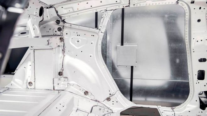 El Polestar 5 carece de ventana trasera, ya que en su lugar hay una estructura de aluminio que forma parte del chasis. El Polestar 5 carece de ventana trasera, ya que en su lugar hay una estructura de aluminio que forma parte del chasis.
