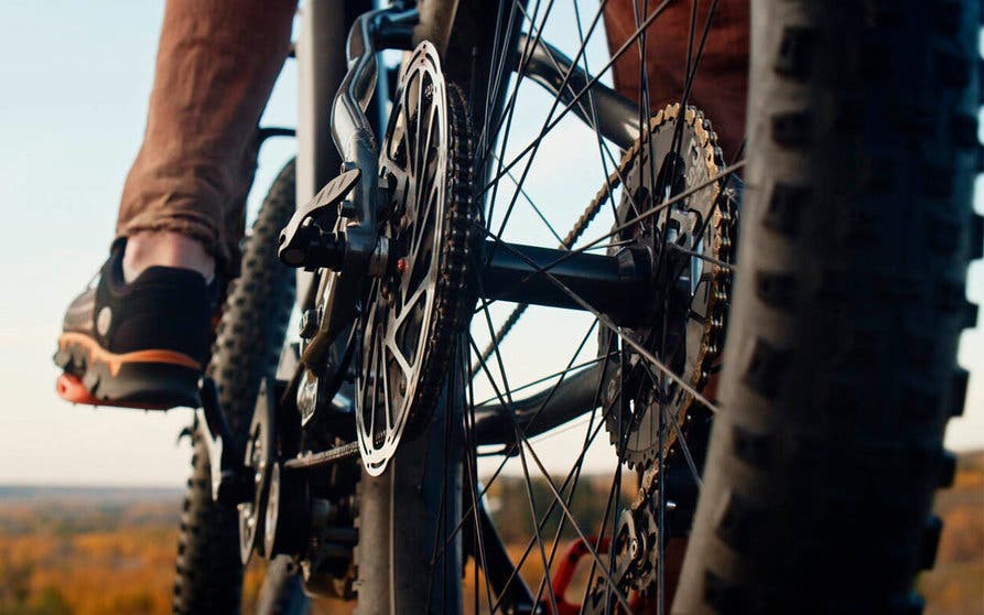  Con el sistema de doble transmisión, la bicicleta eléctrica Biktrix Juggernaut XD cuenta con una cadena en el lado derecho (convencional) y otra en el lado izquierdo (eléctrica). 