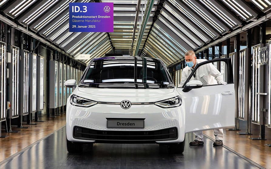  Volkswagen detiene su producción de coches eléctricos en Ucrania  por falta de suministros. 