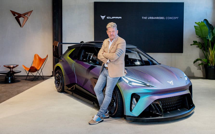  Wayne Griffiths, CEO de la marca CUPRA, junto al UrbanRebel 