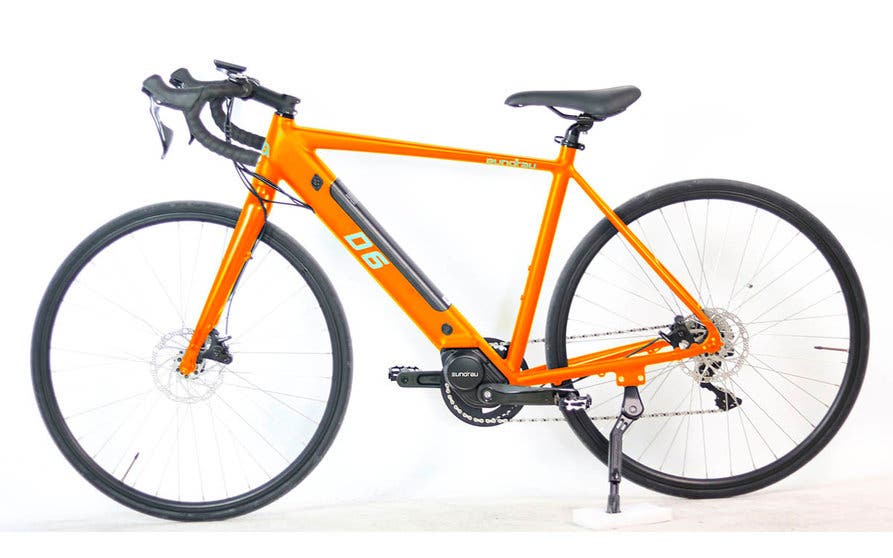  La EUNORAU D6 configurada con el manillar vertical como bicicleta eléctrica de carretera o tipo gravel. 