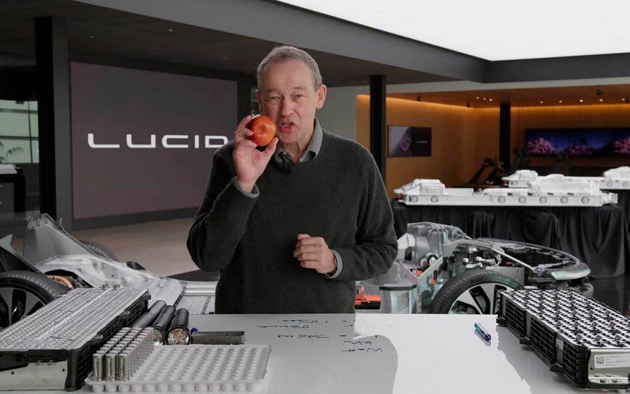  Peter Rawlinson, CEO y CTO de Luid Motors da una clase magistral sobre las innovaciones de la batería del Lucid Air. 