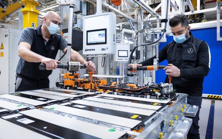  Mercedes-Benz hará baterías recicladas un 70% menos contaminantes 