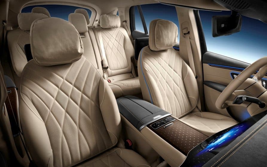  Mercedes enseña el interior de 7 plazas del EQS SUV, su eléctrico más grande y lujoso 