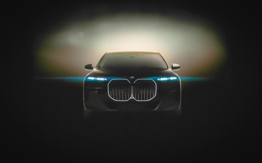  Saluda, discretamente, al BMW i7: un nuevo adelanto que nos permite conocer sus formas definitivas 