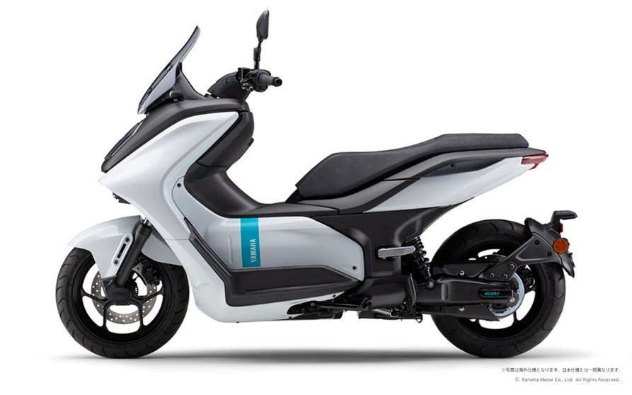  Yamaha E01, el scooter eléctrico equivalente a 125 de Yamaha. 