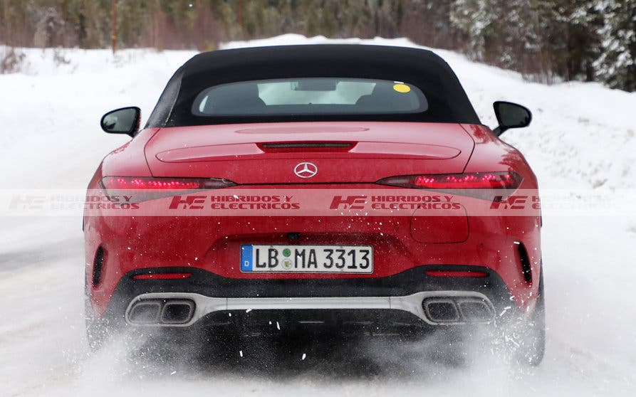  En esta imagen está el detalle que confirma el Mercedes-AMG SL híbrido enchufable. 