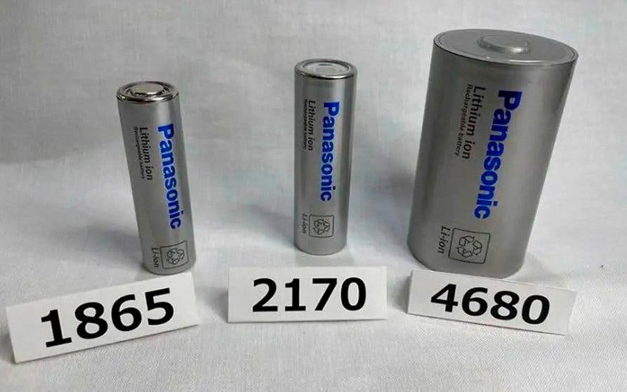  Diferentes tamaños de las celdas de baterías cilíndricas de Panasonic. De izquierda a derecha: 1865 (18 mm de diámetro, 65 mm de alto), 2170 (21 mm de diámetro, 70 mm de alto), 4680 (46 mm de diámetro, 80 mm de alto). 