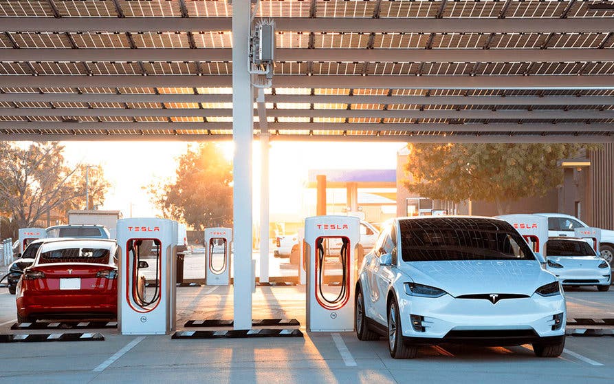  En las próximas semanas, Tesla abrirá su red de Supercargadores en Reino Unido a todos los usuarios de coches eléctricos. 