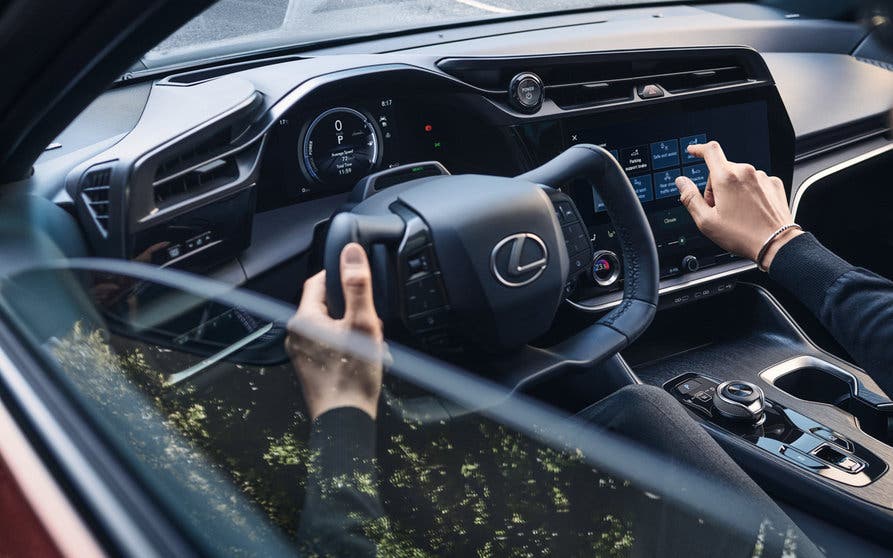  El Lexus RZ se suma a la moda del volante estilo yugo: así será su interior 