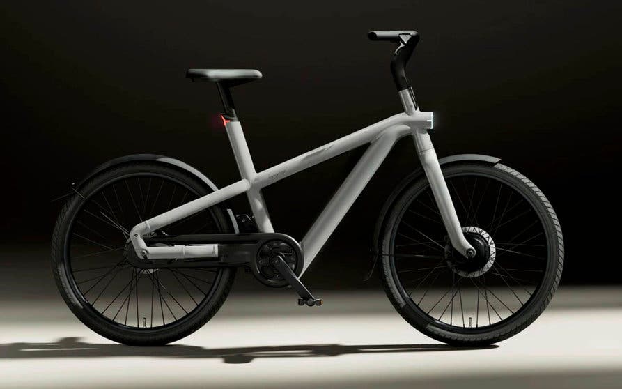  VanMoof A5, con un cuadro con la barra superior inclinada es la versión reducida de la S5, manteniendo todas sus prestaciones y tecnologías y facilitando todavía más los desplazamientos urbanos. 