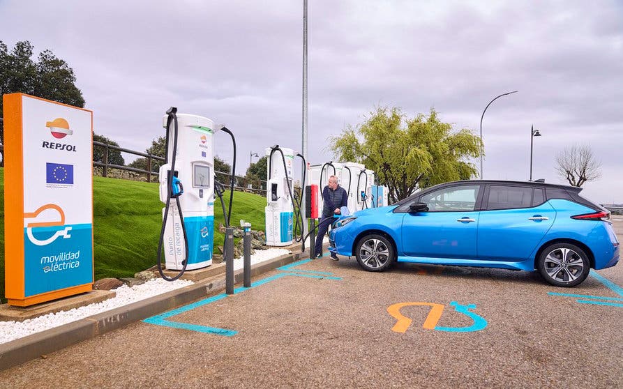  El nuevo punto de Repsol de recarga de vehículos eléctricos en Venturada (Madrid). 