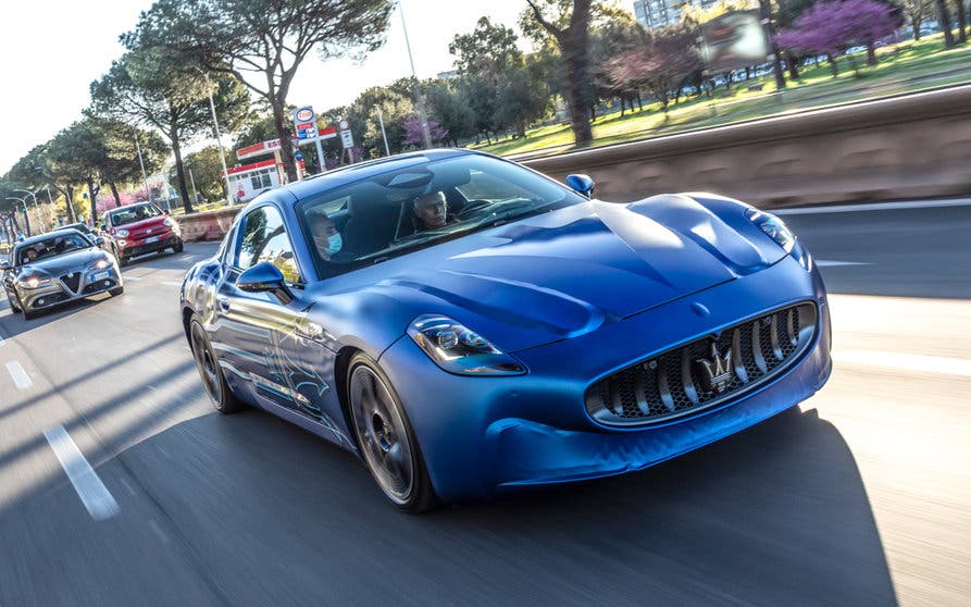  Ventajas de ser el jefe: Carlos Tavares ya ha probado el Maserati GranTurismo Folgore 