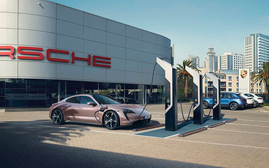  Porsche va más allá del coche eléctrico con su servicio integral para coches eléctricos ‘Road-to-X Initiative’. 