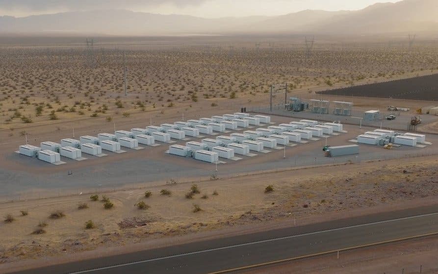  Tesla y Arevon instalan un parque solar con 528.000 placas solares y 360 MWh de baterías 