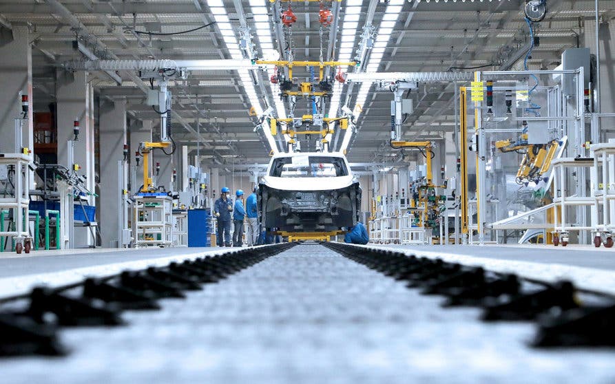  Tesla obligará a sus trabajadores a vivir en la fábrica en sacos de dormir. 