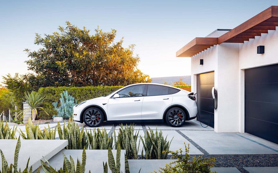  El cargador de los coches eléctricos de Tesla deja de ser gratuito: habrá que pagar 340 euros por él. 