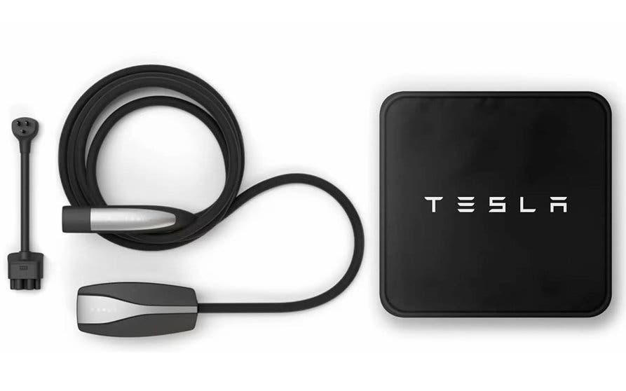  Tesla rebaja el precio del cargador portátil de sus coches eléctricos y reduce también el del cargador de pared. 