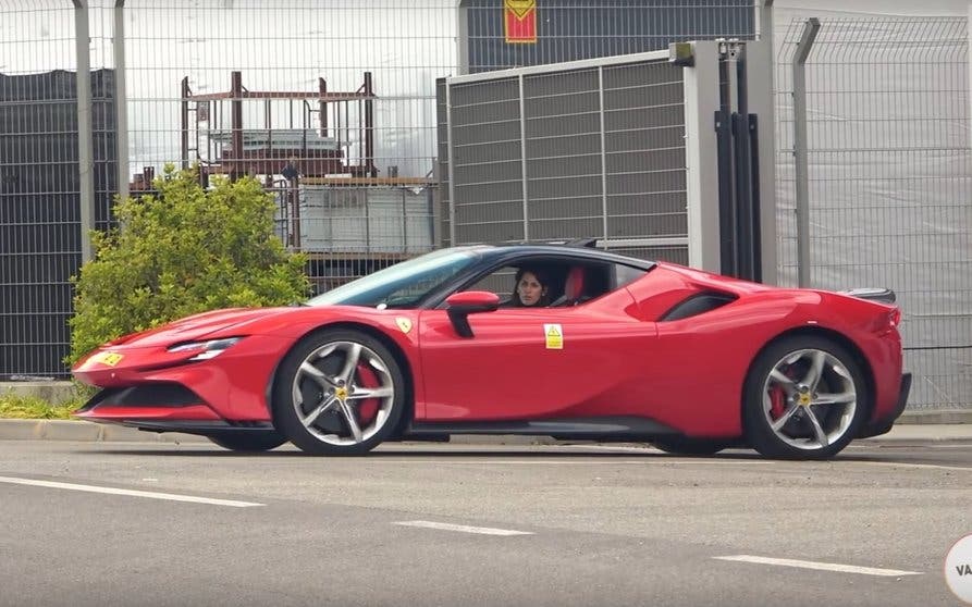  Lamborghini compra un Ferrari para "espiar" la tecnología híbrida enchufable de su eterno rival 