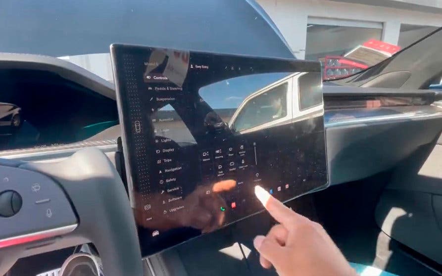  La pantalla del Tesla Model S y del Tesla Model X puede girar alrededor de su eje vertical para facilitar su visualización pal conductor y al pasajero del asiento delantero. 