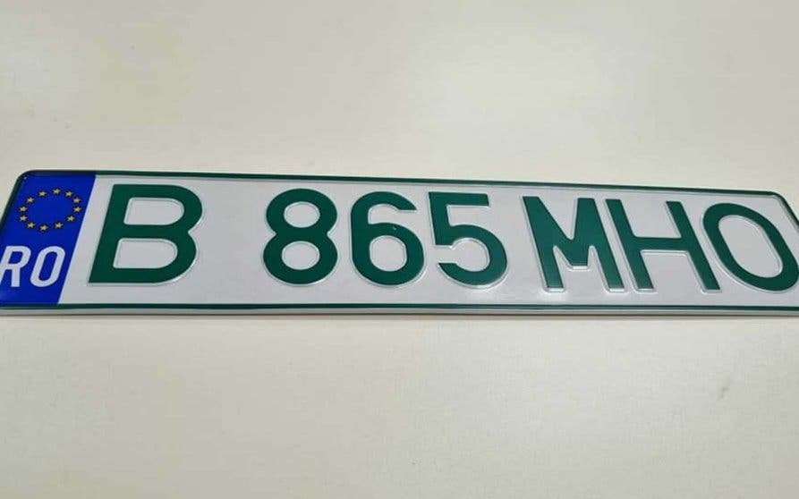  La nueva matrícula rumana presenta los números y letras en color verde 
