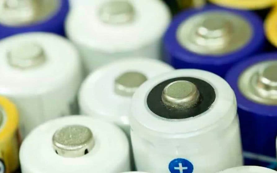  Las baterías de litio orgánicas están ahora más cerca de convertirse en realidad gracias al ácido crocónico, una molécula capaz de almacenar iones de litio cuando trabaja a más de 4 V. 