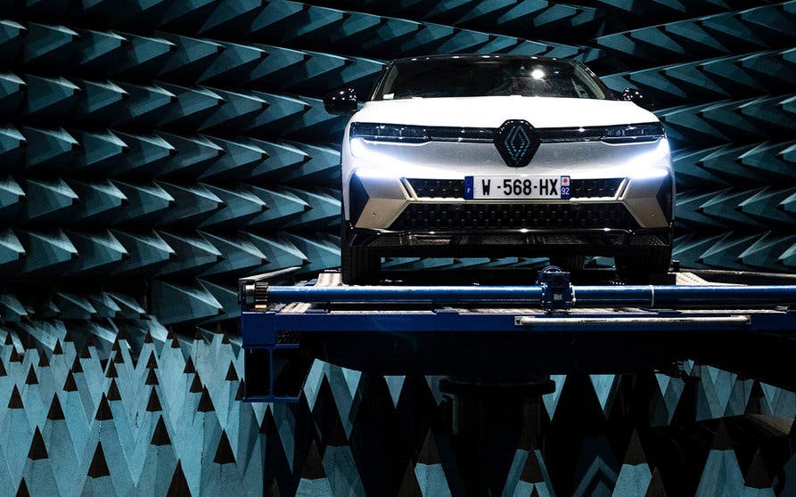  El Renault Megane E-Tech pasa por las distintas cámaras anecoicas y los laboratorios de análisis repartidos por el laberíntico Centro Técnico de Aubevoye donde se trabaja el aislamiento sonoro del vehículo y los sonidos que contribuyen a la experiencia acústica del usuario. 