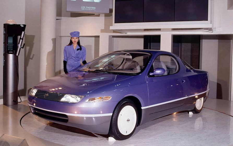  El Nissan FEV concepto fue presentado en el Salón del automóvil de Tokio de 1991, convirtiéndose en el pionero de la movilidad eléctrica. 
