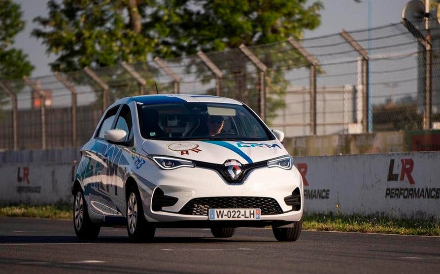  Este Renault Zoe emplea G-H3, un nuevo combustible creado por ARM Engineering que se obtiene obtener mediante la metanización de la biomasa no alimentaria, como estiércol y residuos vegetales o a partir de CO2 e hidrógeno mediante electrólisis del agua. 