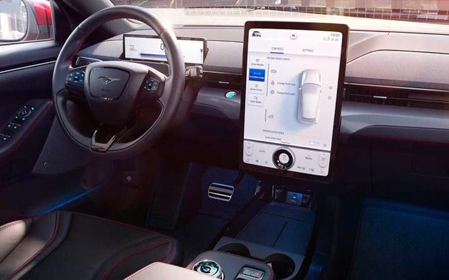  Pantallas táctiles frente a botones: hay una manera inteligente de diseñar el interior de un coche reuniendo lo mejor de ambos mundos. (En la imagen el puesto de conducción del Ford Mustang Mach-E). 