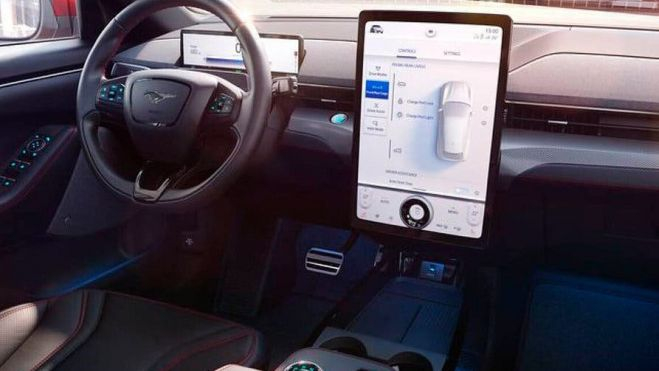  Pantallas táctiles frente a botones: hay una manera inteligente de diseñar el interior de un coche reuniendo lo mejor de ambos mundos. (En la imagen el puesto de conducción del Ford Mustang Mach-E). 