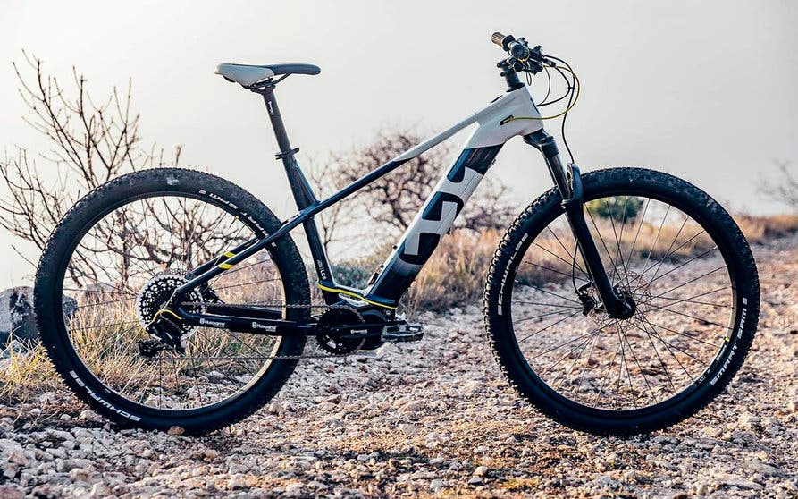  La Husqvarna Cross 6 E-MTB está diseñada para ser una bicicleta eléctrica de fondo capaz de atravesar prácticamente cualquier sendero. 