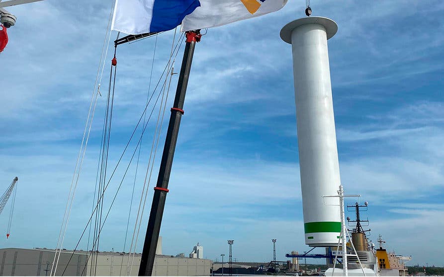  El Rotor Sail del ferry híbrido ‘Berlin’ de Scandliness es un cilindro giratorio de 30 m de altura que aprovecha el empuje inducido por el efecto Magnus reduciendo el uso de motores diésel. 