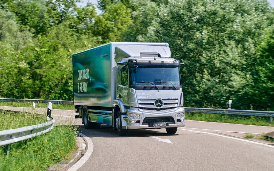  Mercedes estima que el eActros LongHaul será capaz de alcanzar autonomías cercanas a los 500 kilómetros con una sola carga. 